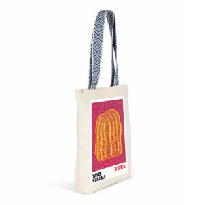 Tote Bag Yayoi Kusama Citrouille Jaune Fond Rose Anses Bleues Vue Biais