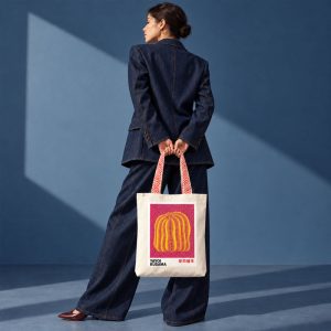 Tote Bag Yayoi Kusama Citrouille Jaune Fond Rose Anses Rouges Port Main